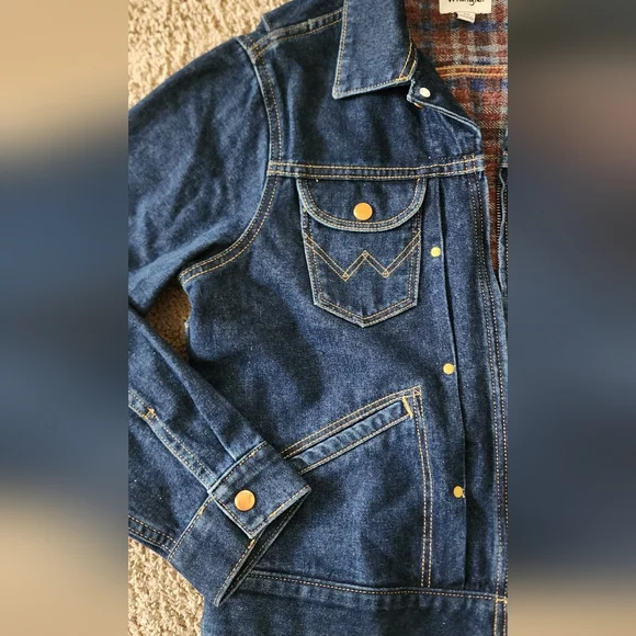 WRANGLER WOMEN'S FLANNEL LINED MEDIUM WASH PLEATED DENIM JACKET - Picture 6 of 7